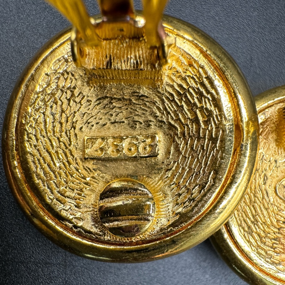 ❗️FINAL PRICE❗️LOT 785 RARE 24K gold plated Chanel vintage clip on earrings - Picture 8 of 11